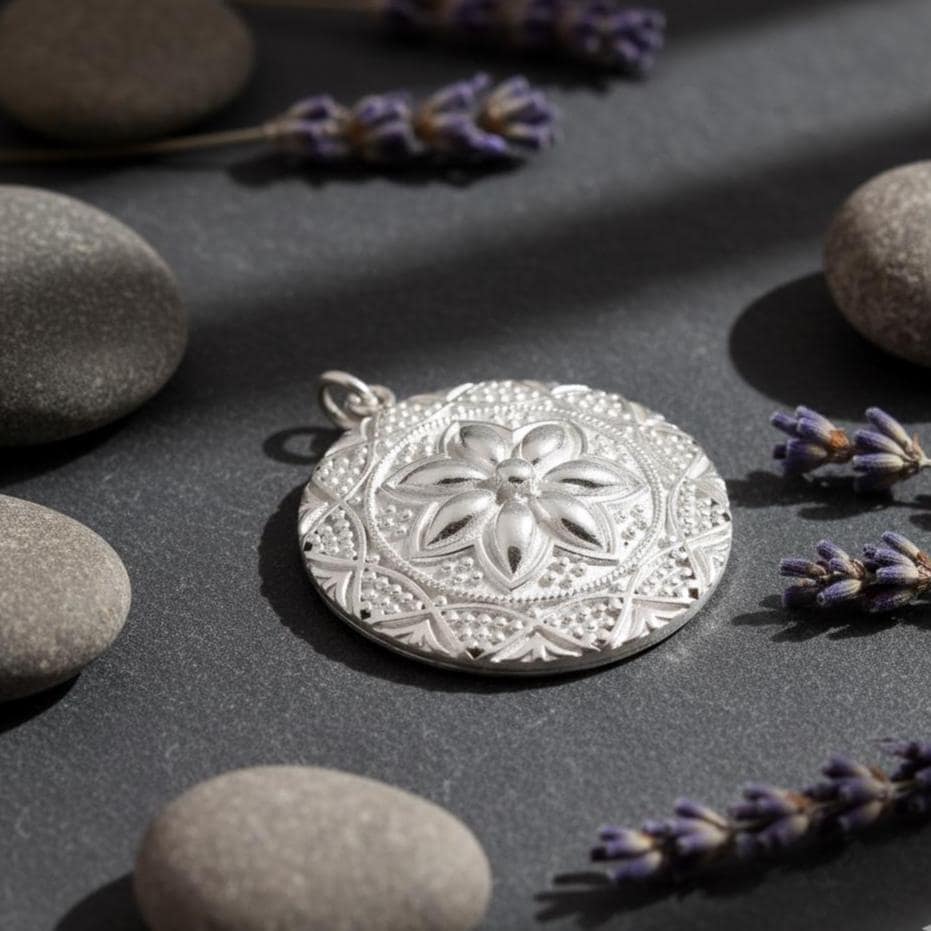 Ciondolo Mandala In Argento Sterling 925: Filigrana Lavorata A Mano, Diametro 4 Cm. Gioiello Elegante In Confezione Regalo.