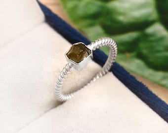 モルダバイト原石リング：スターリングシルバーベゼル、バリバンド