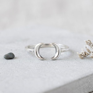 スターリングシルバー製ダブルクレセントムーンリング、ミニマリストオープンムーンリング、天体モチーフの調節可能なリング、ボヘミアンスタッキングリング、月モチーフジュエリーギフト