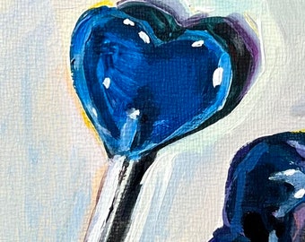 Naturaleza muerta con piruleta azul y lazo para el cabello Pintura original de acrílico y brillantina sobre panel de lienzo de 6 x 6 pulgadas (15 x 15 pulgadas).