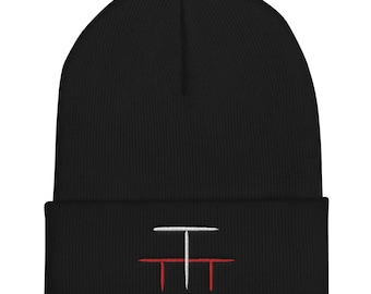 Puede incluir: Gorro negro con un diseño bordado en blanco y rojo. El diseño presenta una línea horizontal blanca con dos líneas verticales rojas a cada lado.