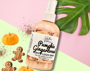 Puede incluir: Una botella de 118 ml de spray para el cuerpo y la ropa de calabaza y pan de jengibre. La botella es transparente y tiene una superficie texturizada. La etiqueta es blanca con texto negro que dice "Buella's Radiance Pumpkin Gingerbread Body & Linen Spray Skin Safe | Alcohol Free | Sensitive Skin Friendly | 4 oz."