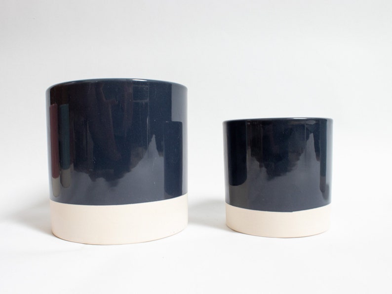 Pflanzentopf aus Keramik für drinnen, in Skandinavisches Design, minimalisitischer Blumentopf, Urban Jungle, zweifarbig Schwarzblau