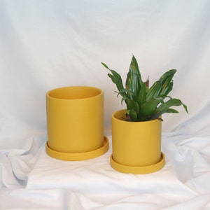 Minimalistischer Pflanzentopf aus Keramik für drinnen, in Skandinavisches Design, Blumentopf, Urban Jungle, einfarbig yellow