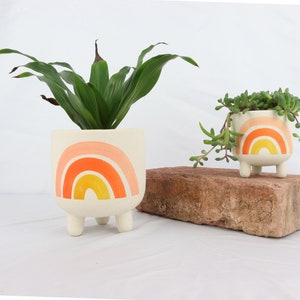 Boho Planter, Pflanzentopf aus Steingut für drinnen, Übertopf Minimalismus Design, Blumentopf, Urban Jungle, Handbemalt bunt Rainbow