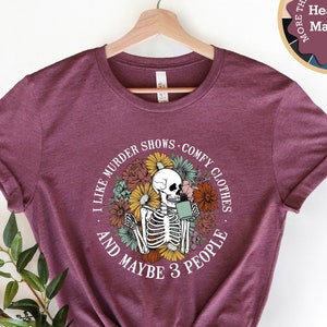 I Like Murder Shows Comfy Clothes and Maybe 3 People, Funny Shirt, Sarcastic T-Shirt, Floral Skeleton Shirt, Retro Shirt, Murder Shows Shirt immagine 1