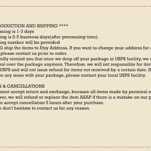 Pu&ograve; includere: Informazioni sulla produzione e la spedizione degli ordini del negozio Etsy. L'elaborazione richiede da 1 a 3 giorni, la spedizione da 2 a 5 giorni lavorativi. Verr&agrave; fornito un numero di tracciamento. I proprietari di negozi Etsy non sono responsabili dei ritardi nella spedizione una volta che il pacco viene consegnato presso l'ufficio postale. Resi e cambi non sono accettati, ma sono possibili rimborsi o sostituzioni in caso di errore da parte del proprietario del negozio. Le cancellazioni sono accettate entro 5 ore dall'acquisto.