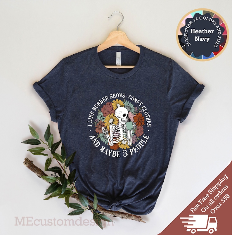 I Like Murder Shows Comfy Clothes and Maybe 3 People, Funny Shirt, Sarcastic T-Shirt, Floral Skeleton Shirt, Retro Shirt, Murder Shows Shirt immagine 2