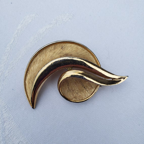 Trifari cheap leaf brooch
