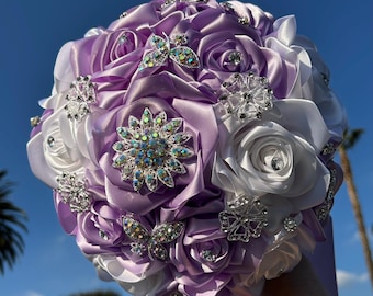 Bouquet di lillà Mis Quince Ramo Rose di nastro lilla e bianche fatte a mano Ciondoli di strass argento Farfalla