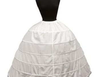 Puede incluir: Un enaguas blanco de varias capas con forma circular. El enaguas está hecho de una tela suave y fluida y tiene una textura lisa y uniforme. Está diseñado para crear una falda llena y voluminosa.