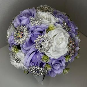 Blumenstrauß aus Flieder und Weiß mit silbernen Anhängern, Quinceanera Sweet 16