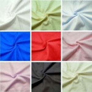 Può includere: Una collezione di 10 campioni di tessuto in vari colori, tra cui bianco, verde chiaro, azzurro, blu, rosso, rosa, lavanda, grigio e crema. Il tessuto sembra essere una miscela di cotone leggero.