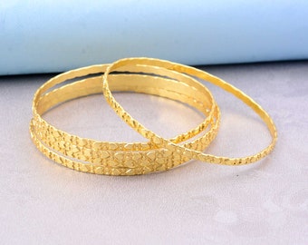 クラシックな薄いバングル、18K ゴールド張りのジュエリー、ミニマリスト バングル、滑らかで上品な重ね付け可能なバングル、彼女へのギフト、女性用バングル。