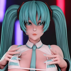 Peut inclure: Une figurine de style anime en 3D avec de longues couettes turquoise et une cravate assortie. La figurine porte un haut de bikini rayé et des sous-vêtements assortis, avec des bas cuissardes. L'arrière-plan présente des néons rouges et violets.