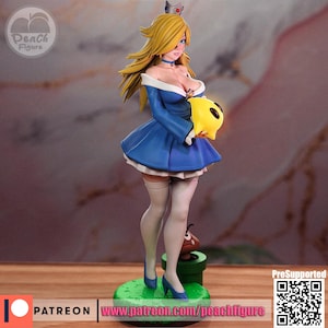 K&ouml;nnte beinhalten: Detaillierte Figur einer Figur mit langen blonden Haaren, die ein blaues Kleid tr&auml;gt und einen gelben Gegenstand h&auml;lt. Die Figur steht auf einer gr&uuml;nen Basis mit einem Rohr und einer kleinen Figur. Der Text "Peach Figure" ist sichtbar.