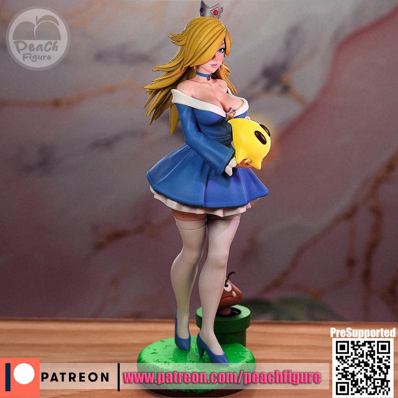 K&ouml;nnte beinhalten: Detaillierte Figur einer Figur mit langen blonden Haaren, die ein blaues Kleid tr&auml;gt und einen gelben Gegenstand h&auml;lt. Die Figur steht auf einer gr&uuml;nen Basis mit einem Rohr und einer kleinen Figur. Der Text "Peach Figure" ist sichtbar.