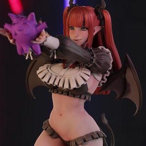 Peut inclure: Figurine détaillée d'un personnage féminin de style anime avec des cheveux roux, des cornes et des ailes de chauve-souris. Elle porte une tenue de femme de chambre noire et blanche et tient une créature violette. La figurine a une queue et des oreilles pointues.