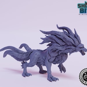 Könnte beinhalten: Eine detaillierte, graue Miniatur eines Fabelwesens mit mehreren Schwänzen, einem löwenartigen Körper und einem grimmigen Ausdruck. Die Miniatur hat komplizierte Fell- und Horndetails. Der Text "Shark Bite Miniatures" ist oben rechts sichtbar.