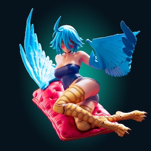 Peut inclure: Figurine d'un personnage ressemblant à une harpie, avec des cheveux et des ailes bleus, portant un haut bustier bleu foncé et des leggings à motifs jaunes. La figurine est posée sur un coussin rouge, sur fond vert foncé.