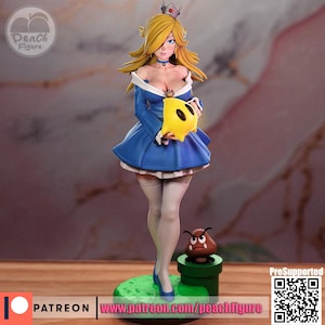 K&ouml;nnte beinhalten: Detaillierte Figur einer Figur mit blonden Haaren, die ein blaues Kleid tr&auml;gt und einen gelben Gegenstand h&auml;lt. Die Figur steht auf einer gr&uuml;nen Basis mit einem Goomba und einem gr&uuml;nen Rohr. Die Figur hat eine Krone und tr&auml;gt wei&szlig;e Str&uuml;mpfe. Der Text "Peach Figure" ist sichtbar.