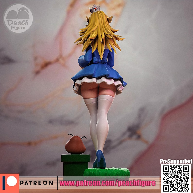 K&ouml;nnte beinhalten: Figur einer Figur mit langen, stacheligen blonden Haaren, die ein blaues Kleid mit einem wei&szlig;en R&uuml;schenrock und wei&szlig;en Oberschenkelstr&uuml;mpfen tr&auml;gt. Eine kleine Krone sitzt auf dem Kopf der Figur. Eine braune Goomba-Figur steht auf einer gr&uuml;nen Plattform.