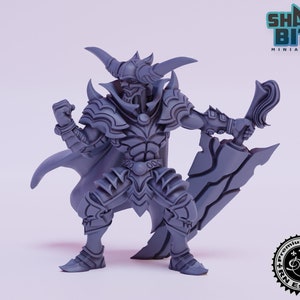 Könnte beinhalten: Eine graue, detaillierte Miniaturfigur eines Kriegers, der eine Rüstung mit Hörnern trägt und ein Schwert und einen Schild hält. Die Miniatur ist aus Harz gefertigt und Teil eines Sets von Fantasy-Miniaturen.