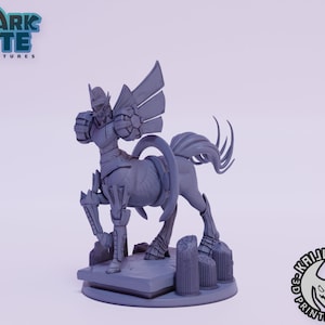 Pode incluir: Uma miniatura de centauro alado de plástico cinza impressa em 3D. O centauro está em pé sobre uma base circular com uma superfície texturizada. A miniatura faz parte de um conjunto de figuras de fantasia.