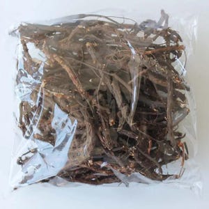 以下が含まれることがあります： 透明なプラスチック袋に、たくさんの乾燥した茶色の細い根が入っています。