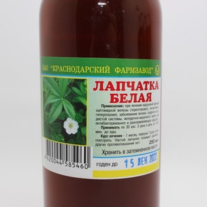 Puede incluir: Una botella de vidrio marr&oacute;n con una etiqueta blanca. La etiqueta tiene una ilustraci&oacute;n de una planta verde y texto en ruso que dice "ZAO "KRASNODARSKY FARMZAVOD" LAPCHATKA BELAYA" e incluye instrucciones de uso y almacenamiento. La botella contiene un l&iacute;quido rojo oscuro. La fecha de caducidad est&aacute; impresa en la etiqueta como "15 DEK 2022".