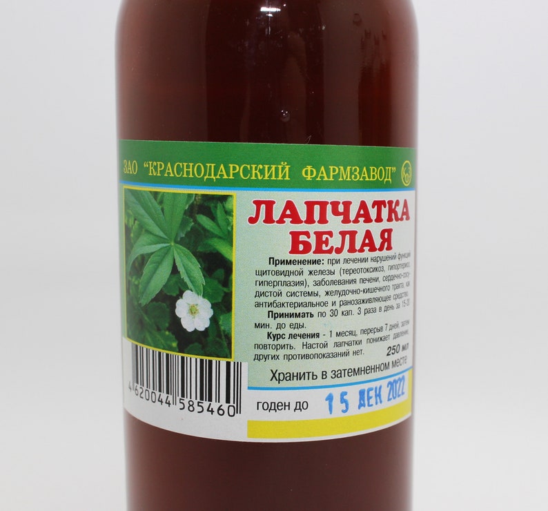 Puede incluir: Una botella de vidrio marr&oacute;n con una etiqueta blanca. La etiqueta tiene una ilustraci&oacute;n de una planta verde y texto en ruso que dice "ZAO "KRASNODARSKY FARMZAVOD" LAPCHATKA BELAYA" e incluye instrucciones de uso y almacenamiento. La botella contiene un l&iacute;quido rojo oscuro. La fecha de caducidad est&aacute; impresa en la etiqueta como "15 DEK 2022".