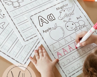 Könnte beinhalten: Ein Kind arbeitet an einem ausdruckbaren Alphabet-Übungsblatt. Das Übungsblatt zeigt den Buchstaben 'A' und Bilder von einem Alligator, einem Apfel und einer Ameise. Das Kind verwendet einen roten Stift, um den Buchstaben 'A' nachzuzeichnen.