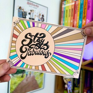 Impressão artística do arco-íris - cartão postal vintage "Stay Fabulous", impressão artística 6x4", mês do orgulho, arco-íris, orgulho gay, orgulho trans, impressão artística do orgulho queer