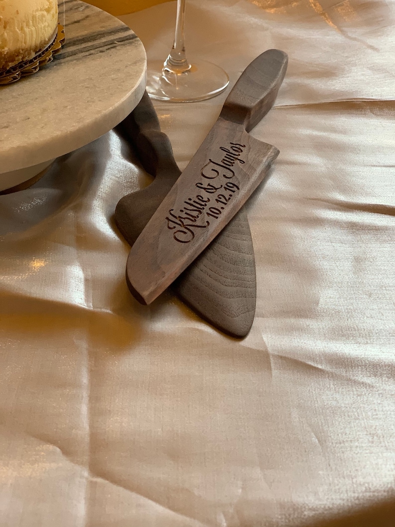 Engraved cake server -walnut dark both