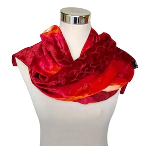 Sciarpa Velvet Elegance – Scialle in velluto di seta rosso bruciato 180 x 35 cm (71 x 14 pollici) – Lussuoso scialle tinto a mano per occasioni speciali