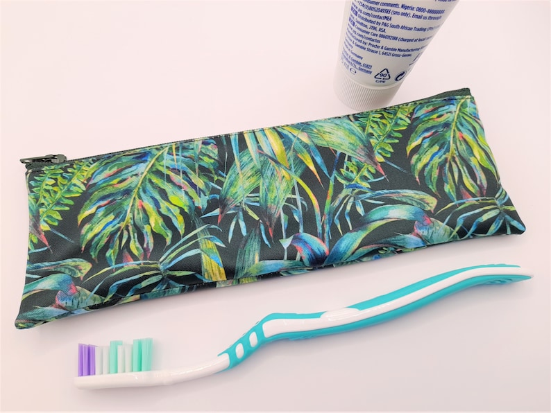 Eco-friendly, reusable, washable and waterproof, use these bags to store your toothbrush/paste whilst on the go.  Weighing only 10g, these bags are the perfect hygienic option for your toothbrush and toothpaste.
The perfect travelling companion…