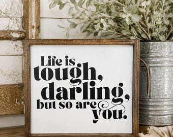 Letrero con la frase "La vida es dura, cariño, y tú también", letrero de madera enmarcado hecho a mano, decoración para habitación de niñas, cita inspiradora.