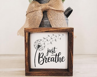 Letrero de madera "Just Breathe", estilo rústico, cita inspiradora.