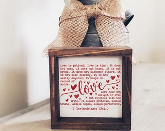 Letrero de madera con la cita de 1 Corintios 13:4-7, decoración cristiana para el hogar.