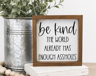 Sé amable en este mundo, cartel de madera divertido, cita sarcástica "Sé amable", decoración de oficina estilo granja