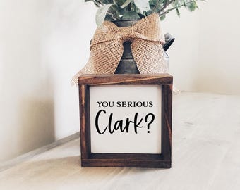 Letrero navideño enmarcado "You Serious Clark", decoración de bandeja escalonada de estilo rústico.