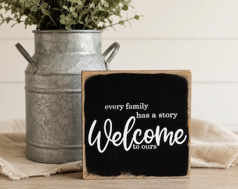 Letrero de madera de bienvenida "Cada familia tiene una historia", letrero rústico de bienvenida estilo granja, adorno para estante con cita familiar, decoración para la entrada del hogar.