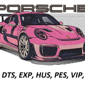 Op de afbeelding: Een roze Porsche sportwagen met het woord "PORSCHE" in zwarte letters boven de auto. De auto staat op een roze en wit gestreepte achtergrond.