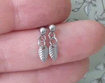 Silver Textured Leaf's Earrings, Tiny leaf Earrings, Cute Leaf earrings, Tiny Boho leaf Earrings. Leaf Stud earrings.