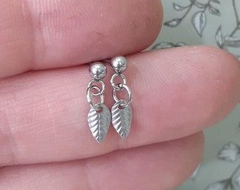 Pendientes de botón con textura de hoja plateada, estilo boho