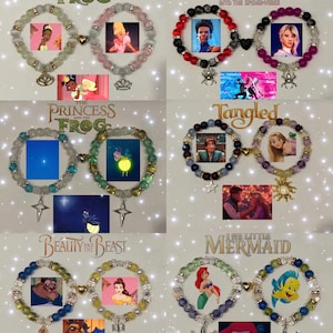 Könnte beinhalten: Set mit 10 bunten Perlenarmbändern mit Anhängern, die von Disney-Filmen inspiriert sind. Jedes Armband zeigt einen anderen Filmtitel und Figuren, darunter Die Prinzessin und der Frosch, Spider-Man: Into the Spider-Verse, Rapunzel neu verföhnt, Die Schöne und das Biest und Die kleine Meerjungfrau.