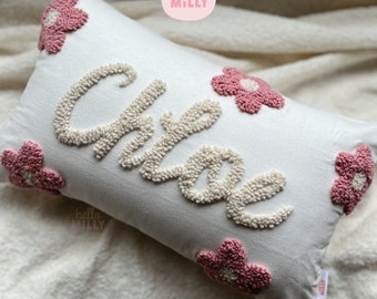 Daisy gepersonaliseerd punchnaald decoratief kussen | Kinderkamer Decor Naam Kussen | Meisjes babykamer kinderkamer bloemen eerste decoratie cadeau