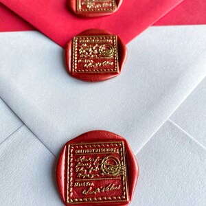 Puede incluir: Primer plano de tres sobres con sellos de cera rojos. Los sellos tienen letras doradas y un borde decorativo. Los sobres son blancos, rojos y gris oscuro. El texto del sello dice "Delivery Reminder" y "Thank You".