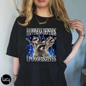 A felicidade depende de nós mesmos Camiseta engraçada de guaxinim, camiseta gráfica retrô de guaxinim dos anos 90, amantes de camisetas bobas, camiseta estranha, camiseta de meme de guaxinim