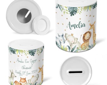Peut inclure: Tirelire en céramique blanche avec un motif d'animaux de la jungle vert et or. La tirelire représente une girafe, un lion, un éléphant et un zèbre. Le texte "Amelia Eve Cooper Christened Sunday 13th June 2024" est imprimé sur la tirelire.